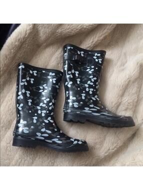 Aqua Black and White Leaf Pattern Rain Boots, Size 9 Medium